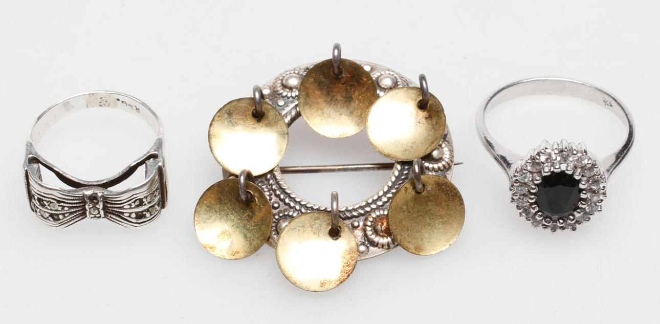 BROSCH samt RINGAR, 3 delar, silver, 1900-tal.