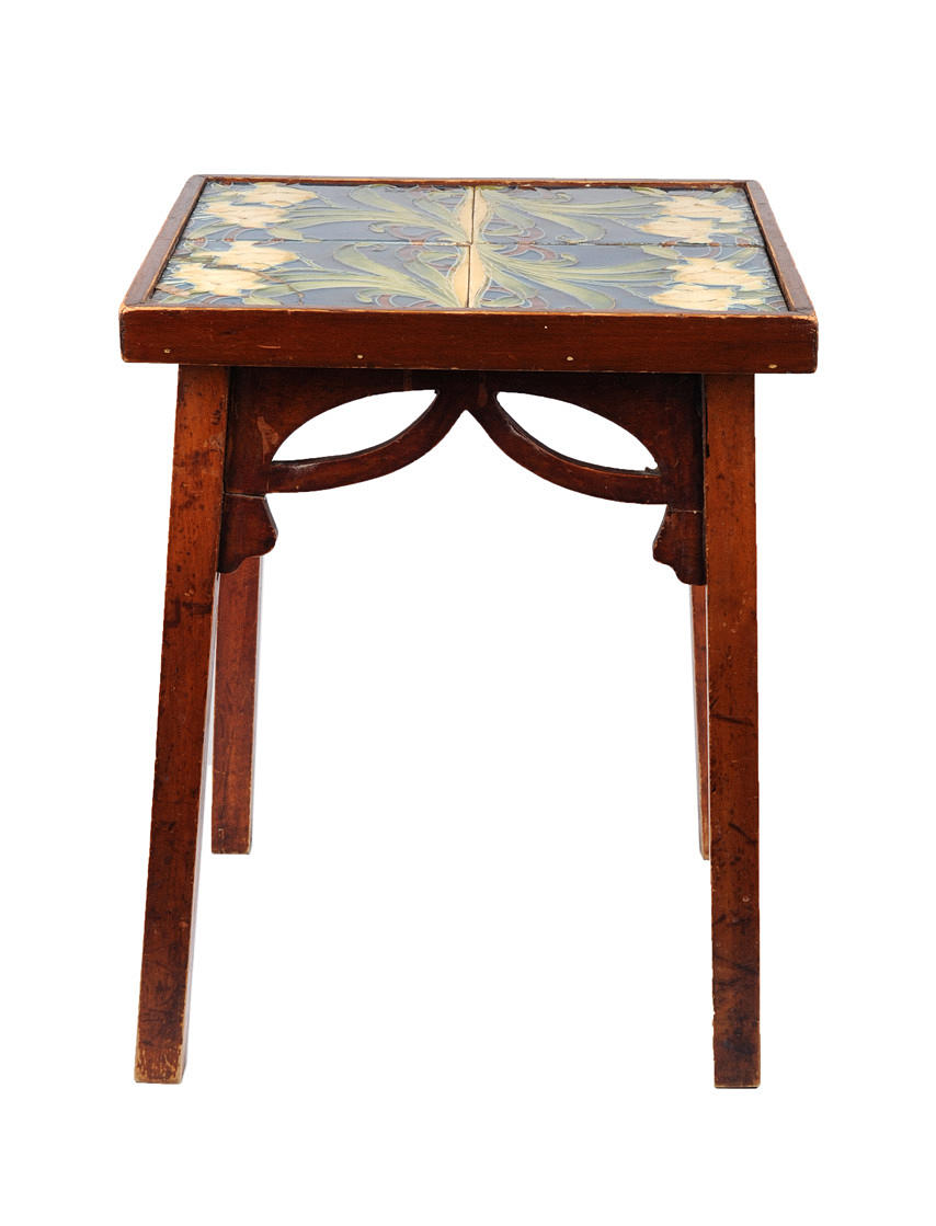 BLUMENHOCKER, JUGENSTIL. Valnöt, original blommiga plattor.