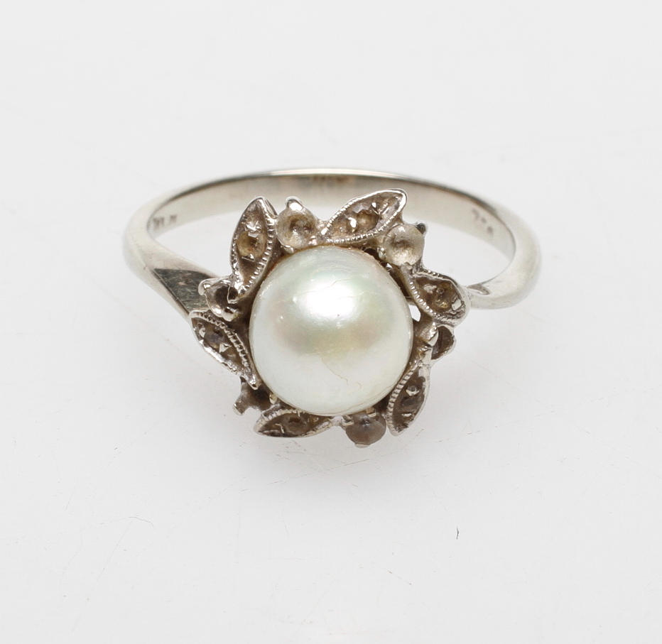 RING, vitguld 18k med pärla, total vikt ca. 3,4 gram.