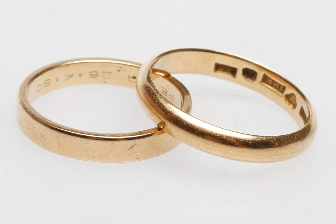 RINGAR, 2 st, guld 18k, vikt ca. 7,0 gram.