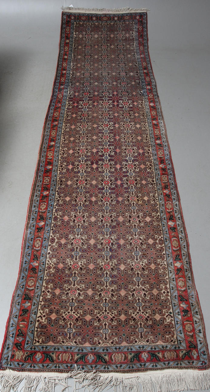 MATTA, galleri, ca 333 x 89 cm.