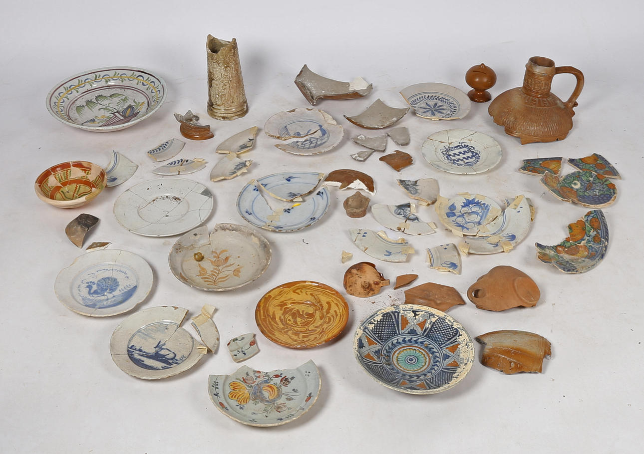 A LARGE COLLECTION OF VARIOUS CERAMICS AND POTTERY.
