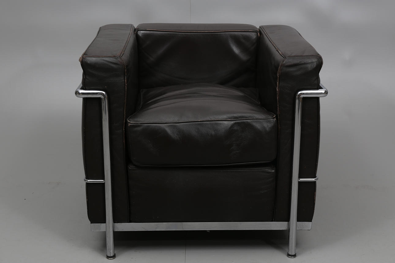 FÅTÖLJ. Efter Le Corbusier, kopia, stålrör och brunt skinn, 1900-talets andra hälft.