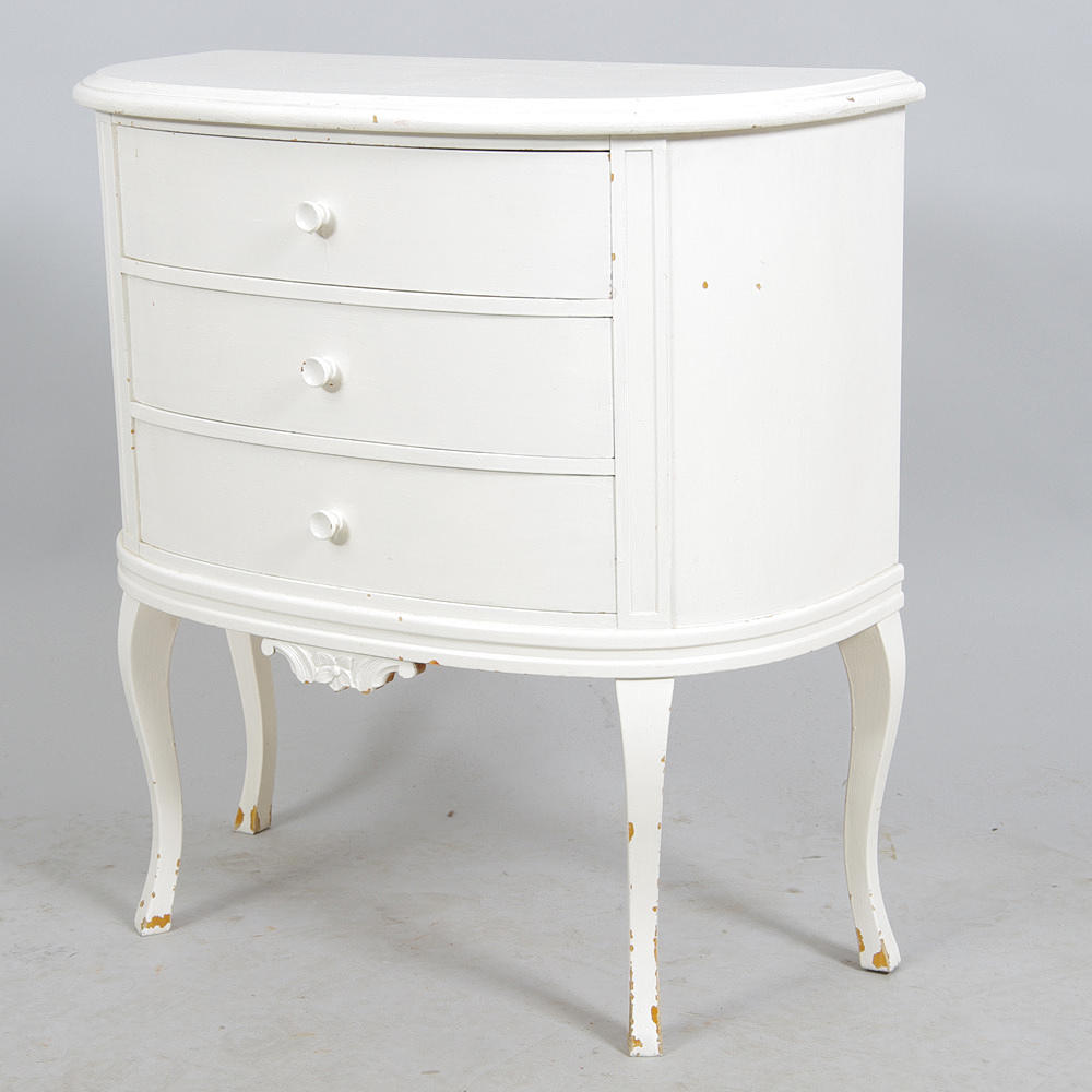 BYRÅ, 3-lådig, vitmålad rokokostil, 1900-tal.