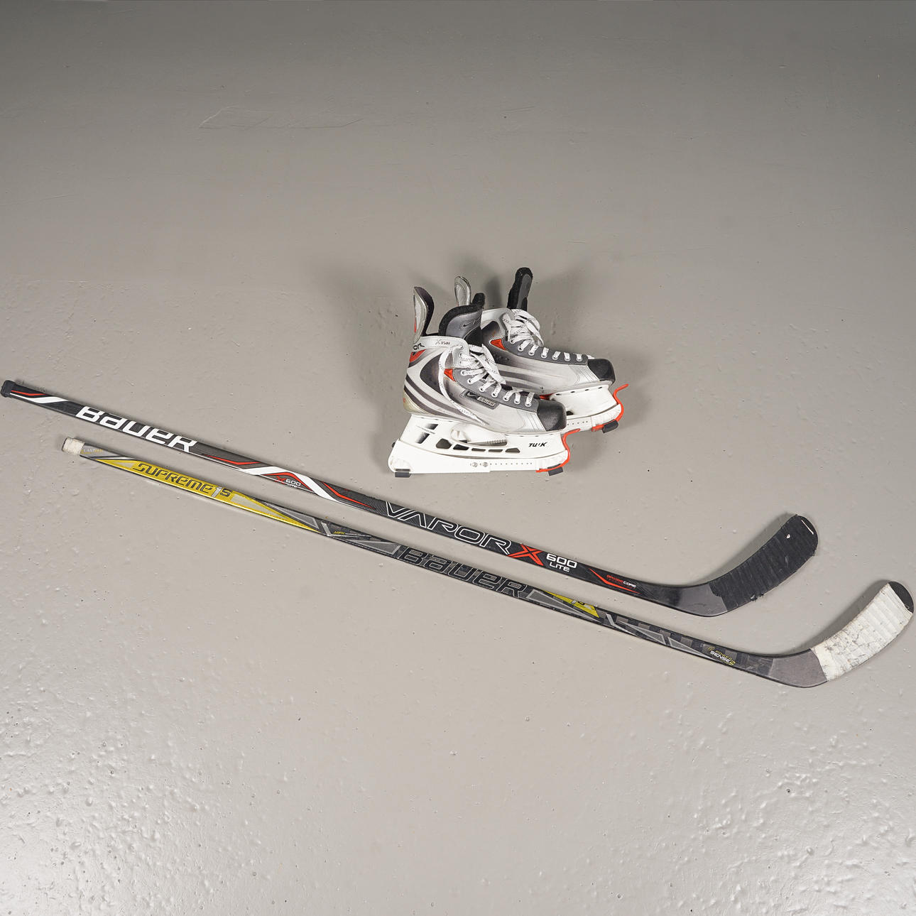 SKØJTER OG HOCKEYSTOKKE.