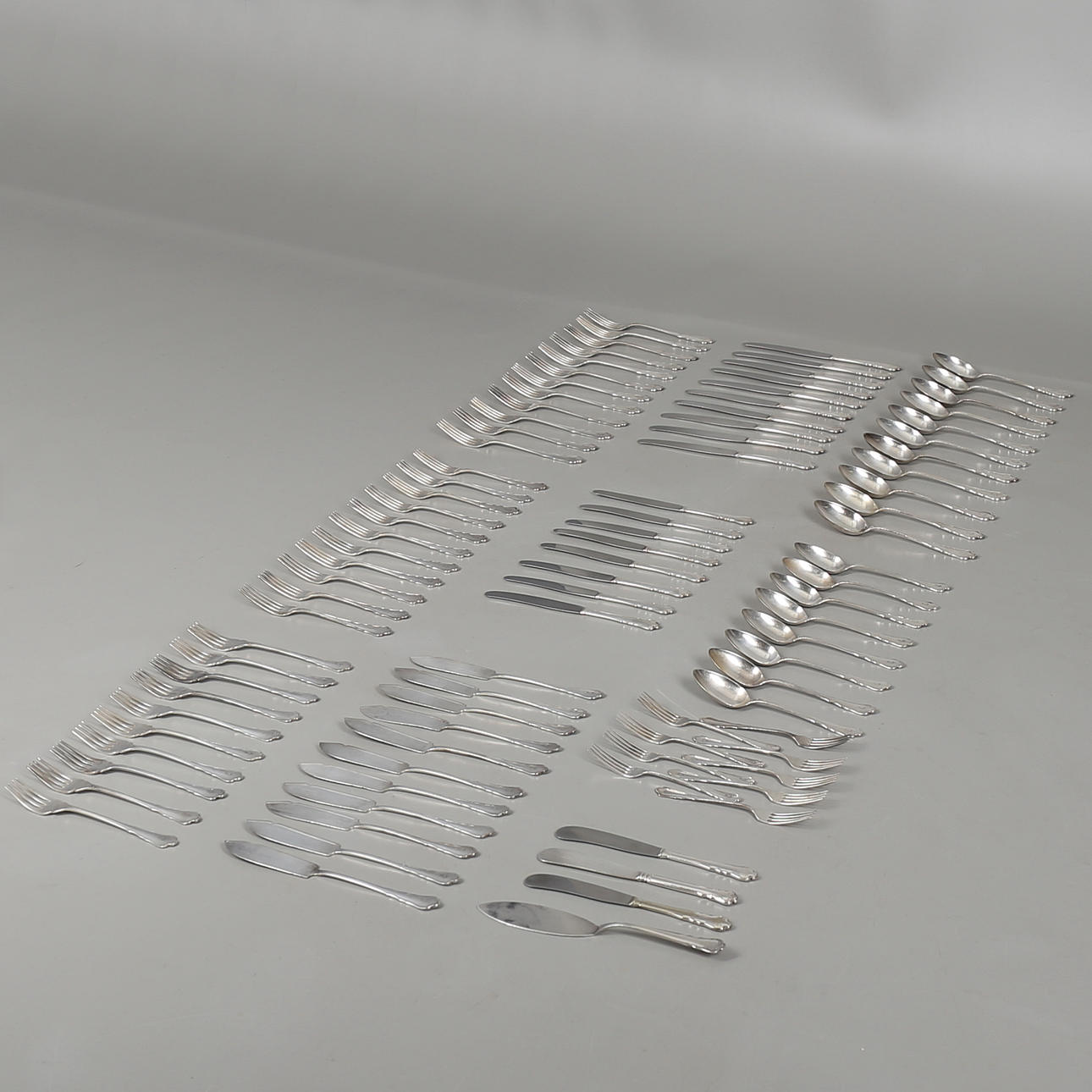 BESTICKSUPPSÄTTNING i nysilver, 94 delar, "Chippendale" mongram E.