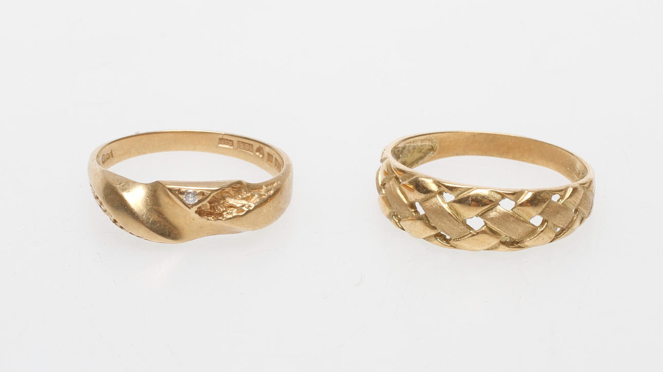 RINGAR, 2 st, 18k guld, vikt ca 4,8 gr.