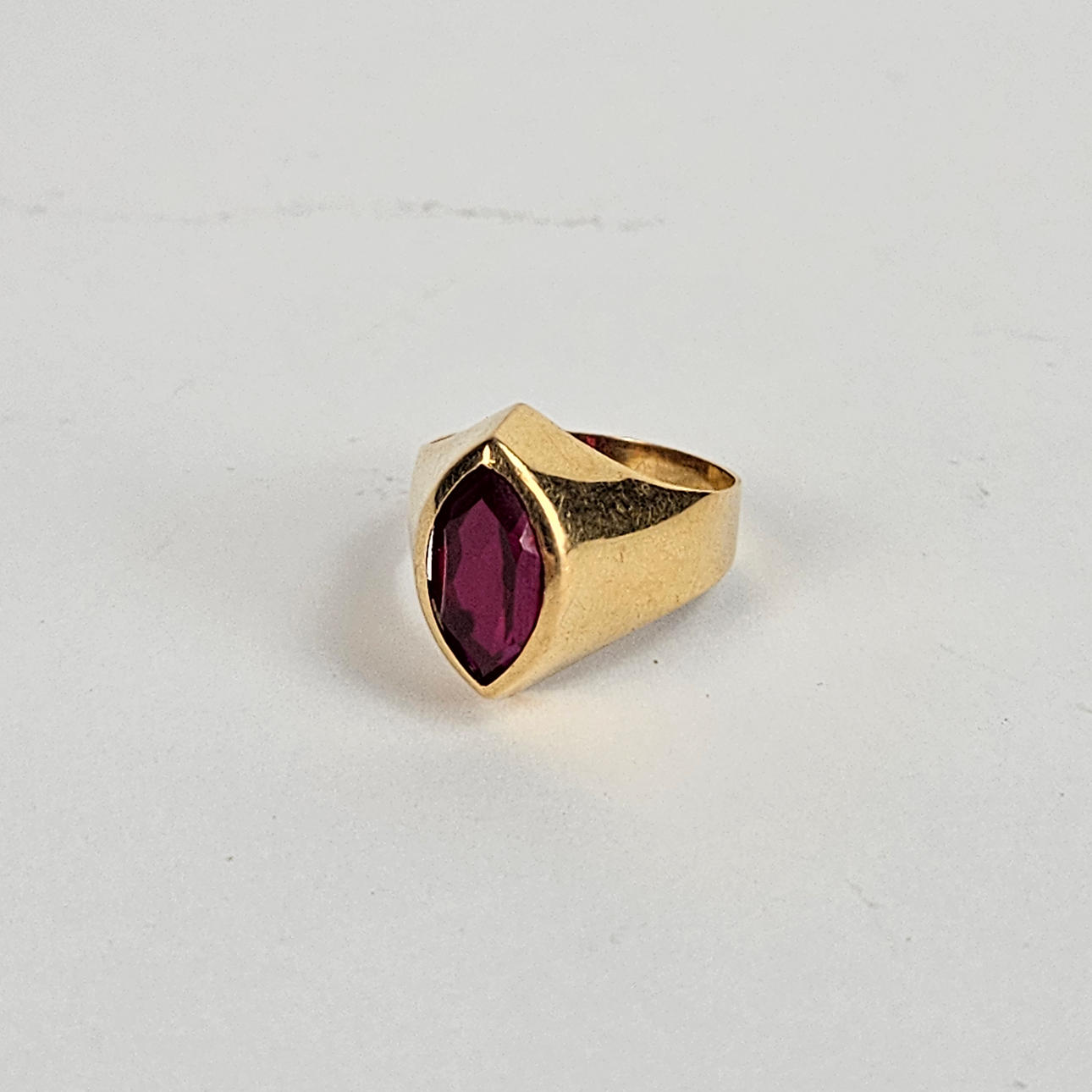 RING med STEN, guld 18k. Smycken & Ädelstenar - Ringar - Auctionet