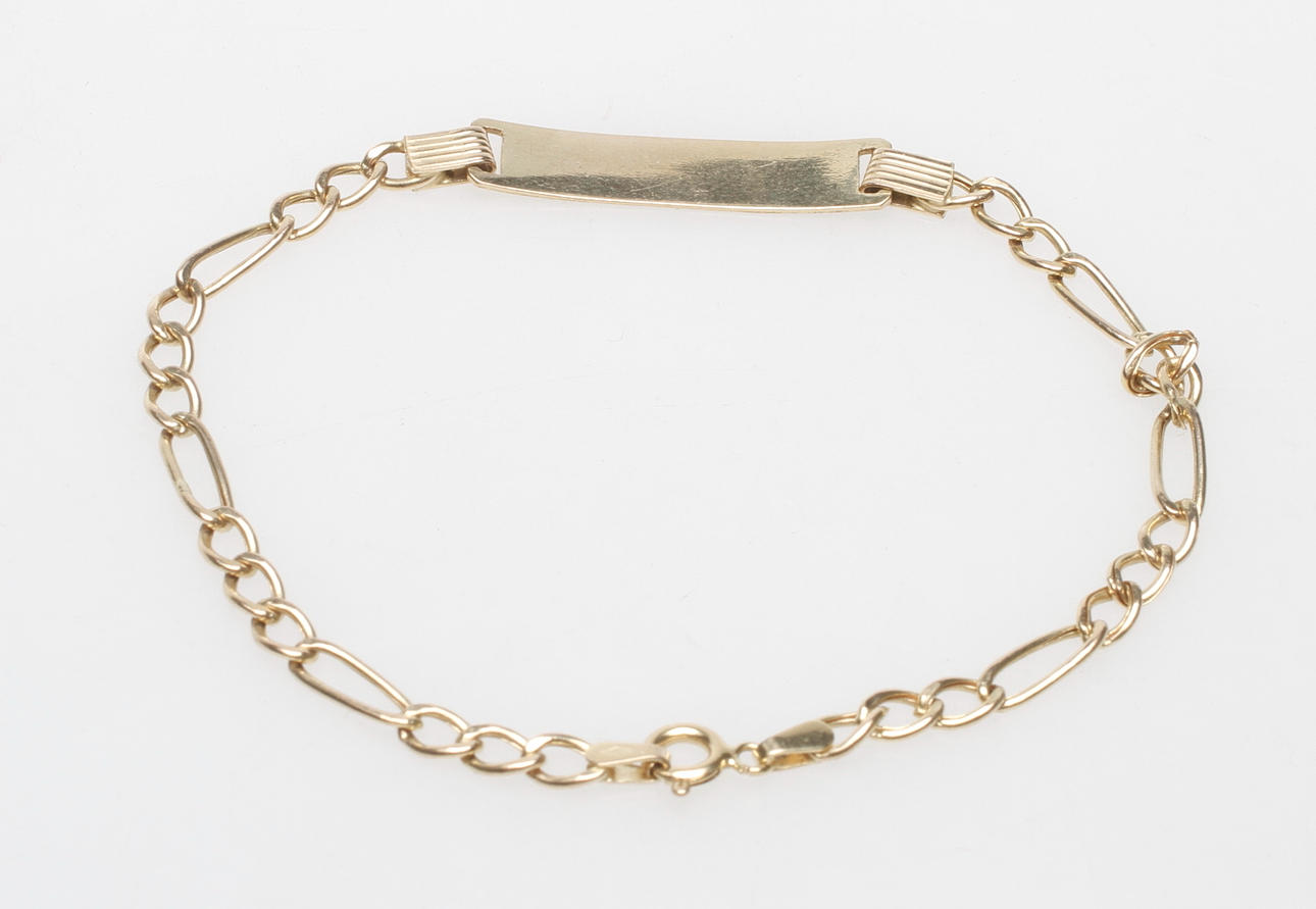 ARMBAND MED NAMNBRICKA, 14k guld, vikt ca 4,3 gr.