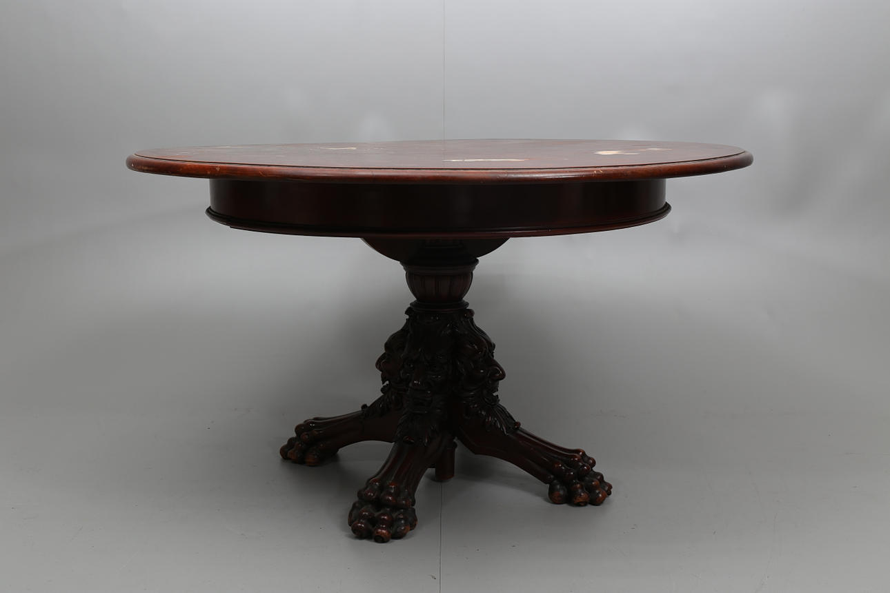 MATBORD, mahogny, rikligt skulpterad pelarfot, 1800-talets sista kvartal.