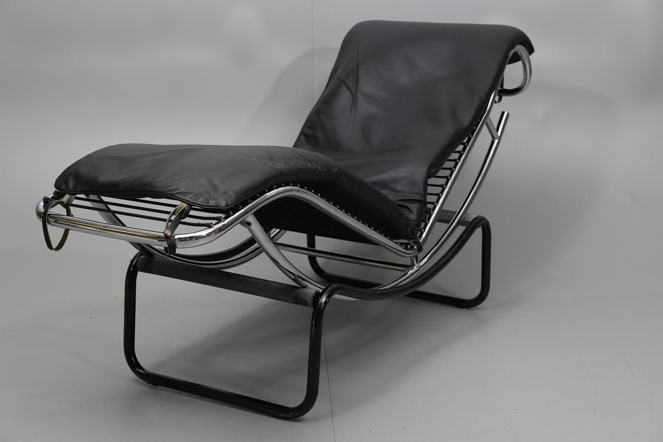 VILSTOL. Efter Le Corbusier, kopia, svart skinn, 1900-talets andra hälft.