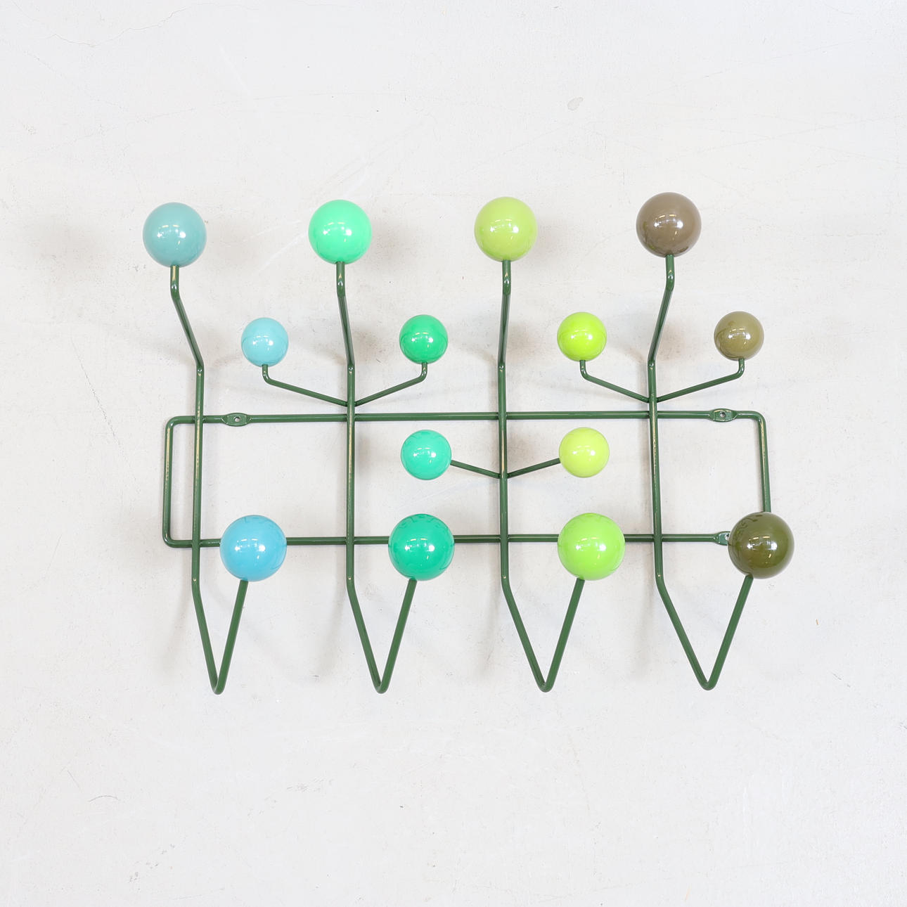 CHARLES & RAY EAMES. perchero, «Hang It All», para Vitra.