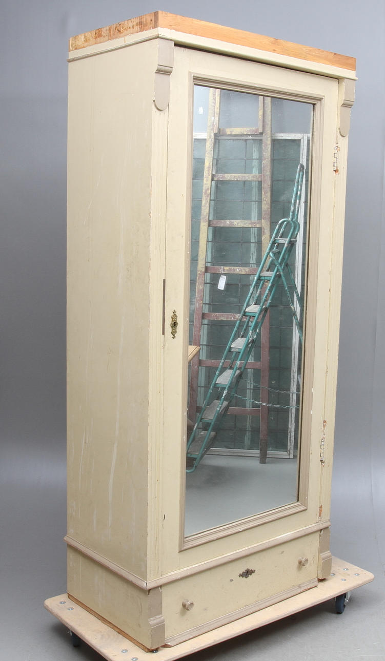 SPEGELSKÅP, omkring 1900.