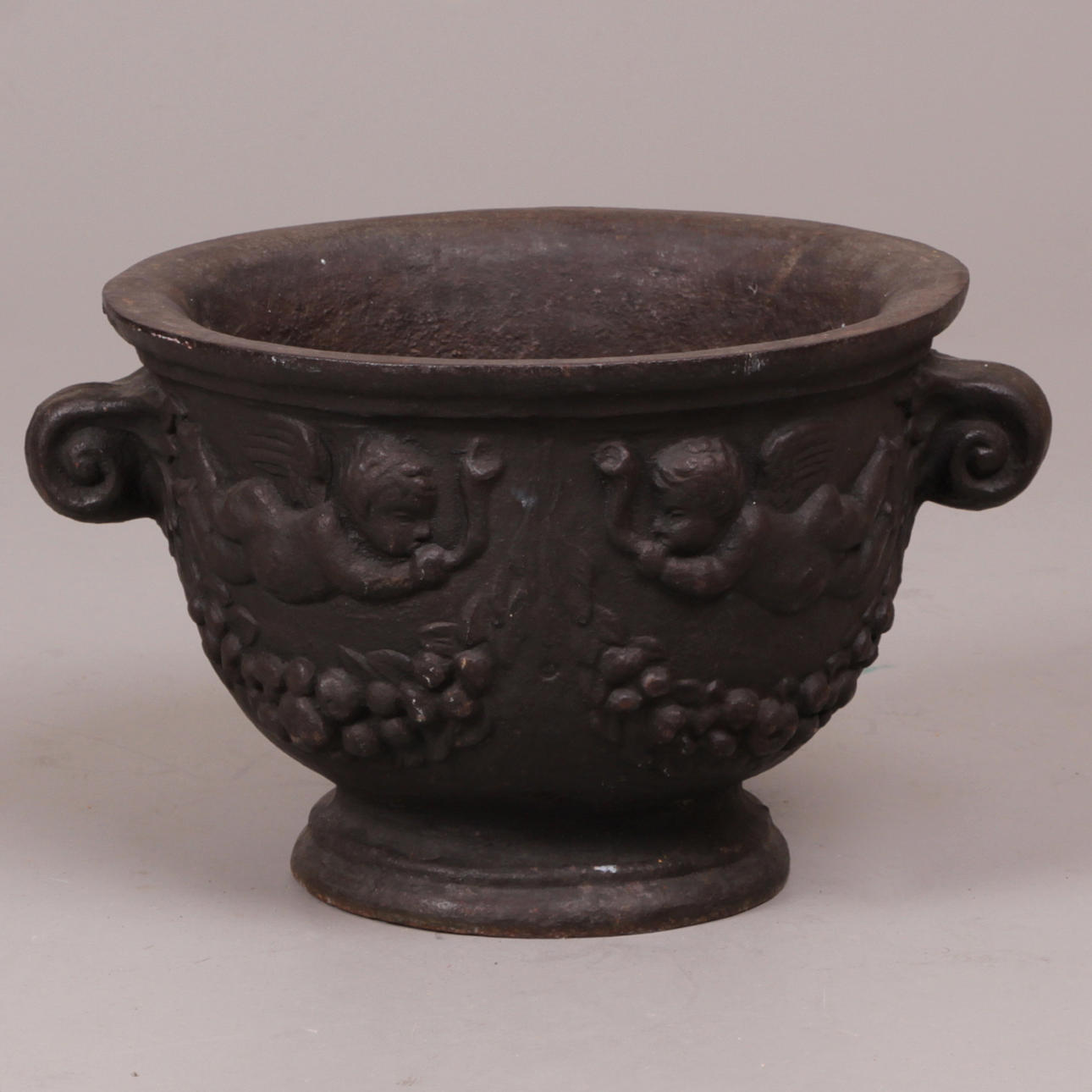 URNA, gjutjärn, "Amor", Näfveqvarn, 18/1900-tal.