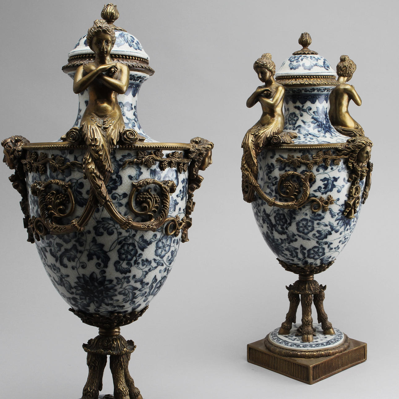 PRAKTURNOR med lock, ett par, porslin med metallmonteringar. Mellaneuropa 1900-tal.