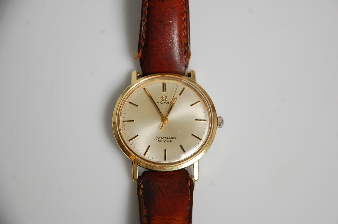 HERRARMBANDSUR, OMEGA, Seamaster de Ville, guld på stål.