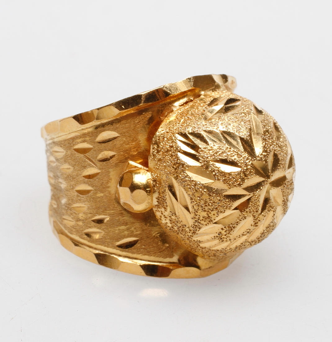 RING, 21k guld, vikt ca 5 gr.