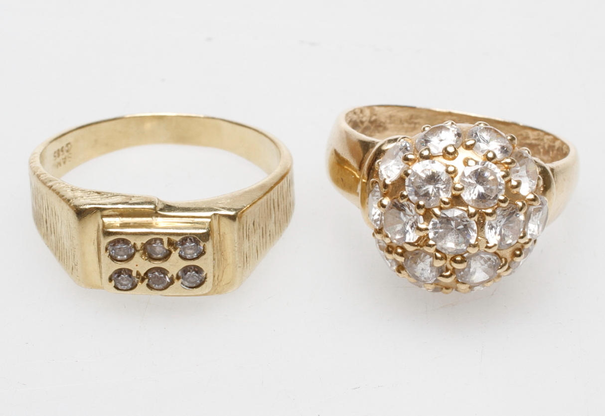RINGAR MED STENAR, 2 st, 18k guld, vikt ca 9,4 gr.
