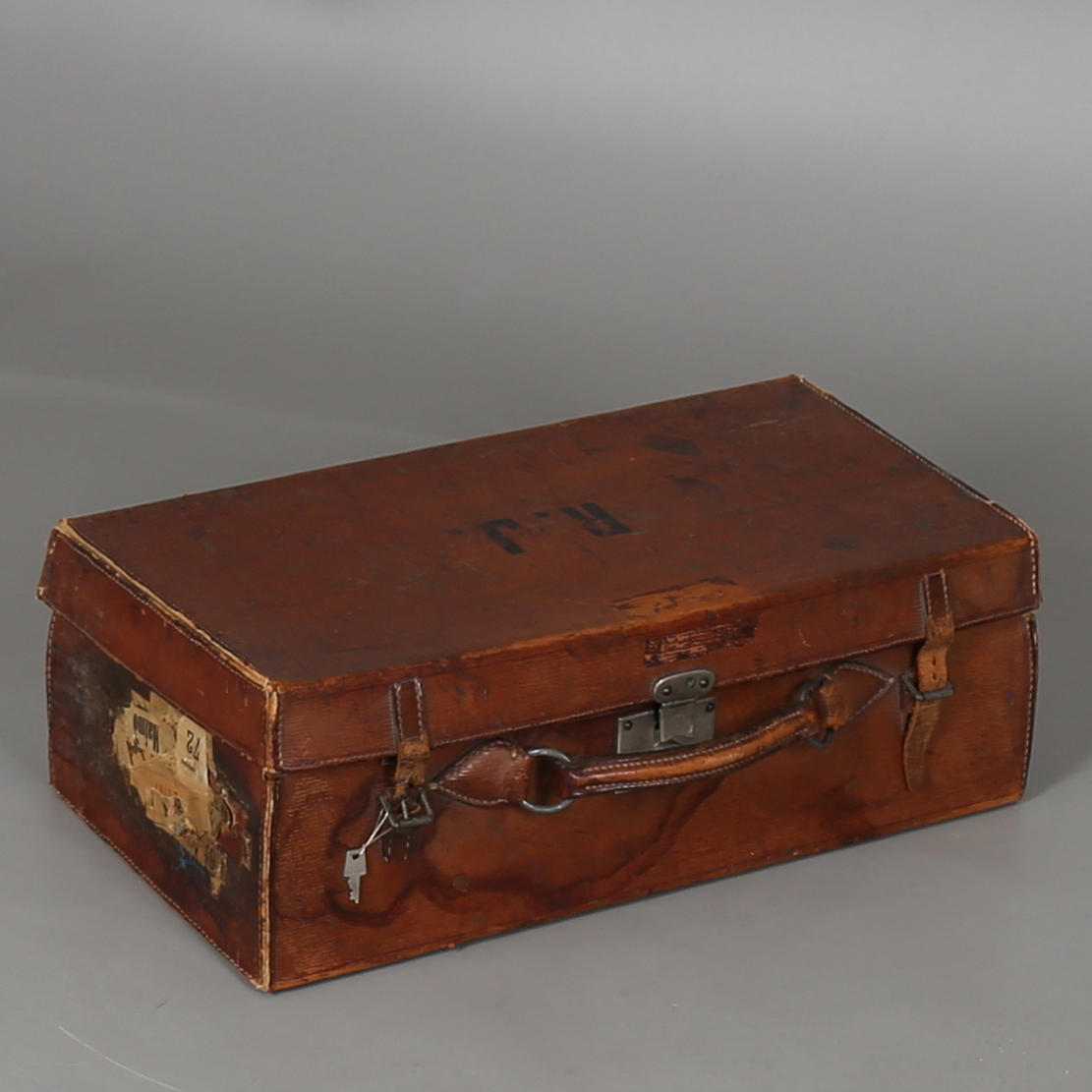 RESVÄSKA i skinn, 1900-talets första hälft.