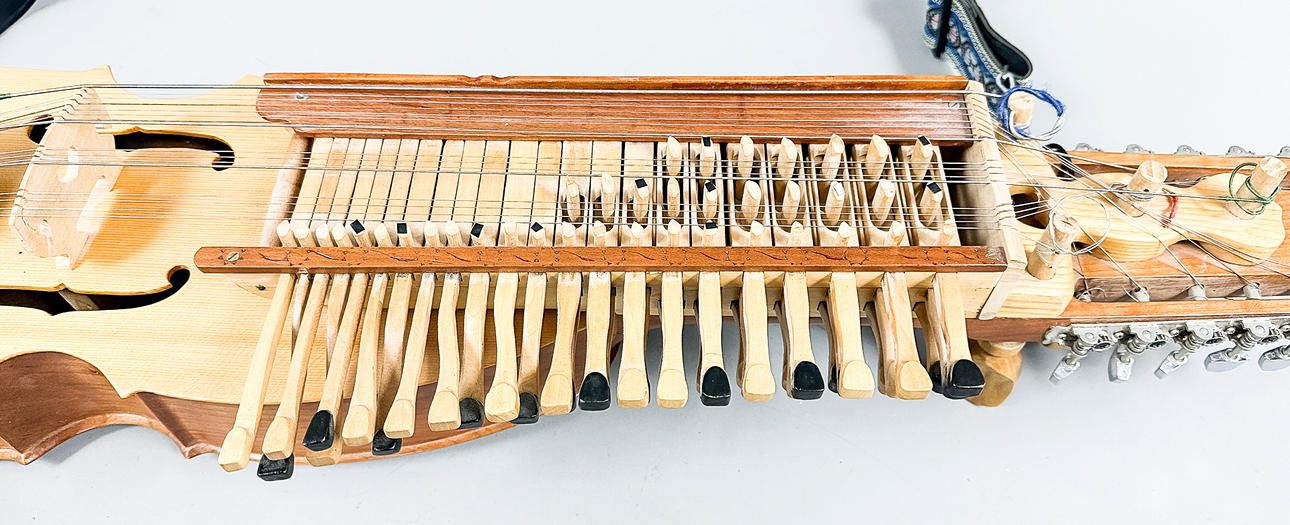 NYCKELHARPA, firmado, fechado en 1998.