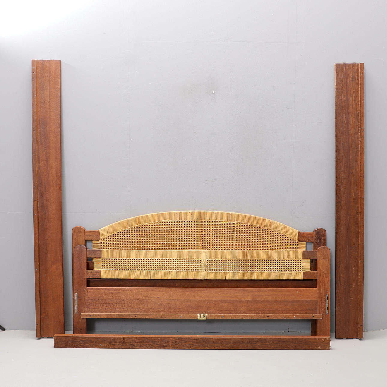 SÄNGSTOMME, teak/rotting, 1900-talets andra hälft.