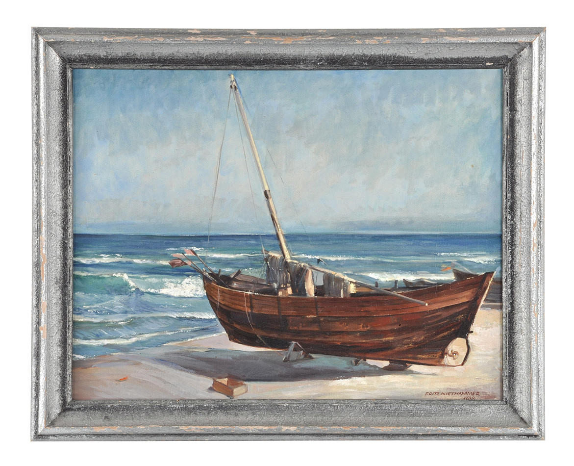 FRIEDRICH NIETHAMMER. Fiskebåt, landade på stranden i grunt surf.