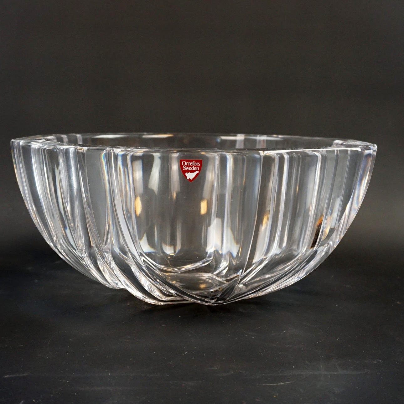 A Klas-Göran Tinbäck bowl, crystal, Orrefors, signed.
