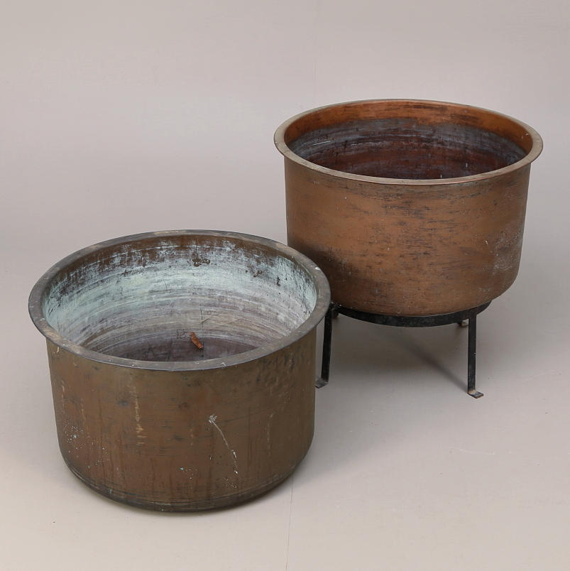 TVÄTTGRYTOR koppar, 2 st med benställning.