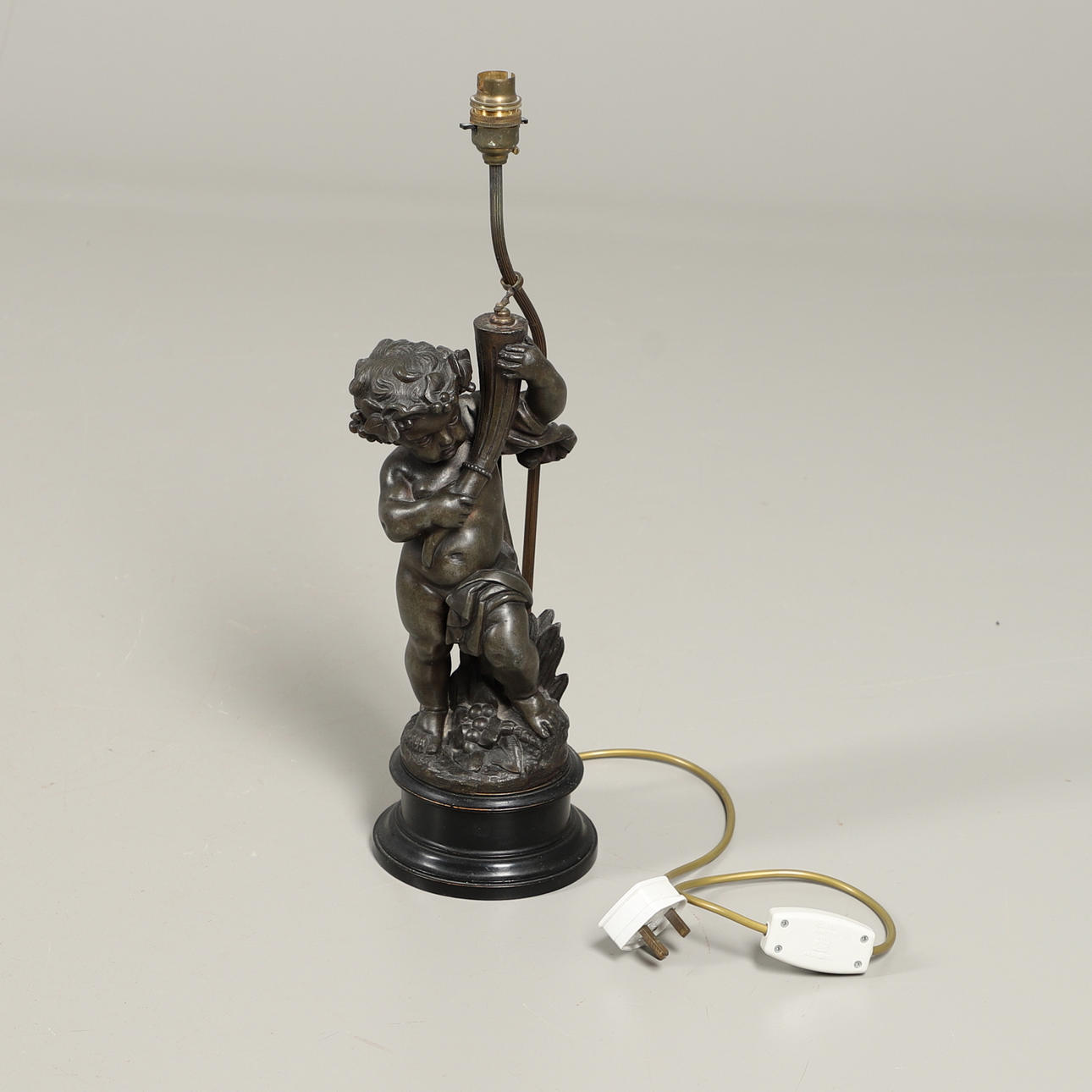 A BRONZED SPELTER CHERUB TABLE LAMP.