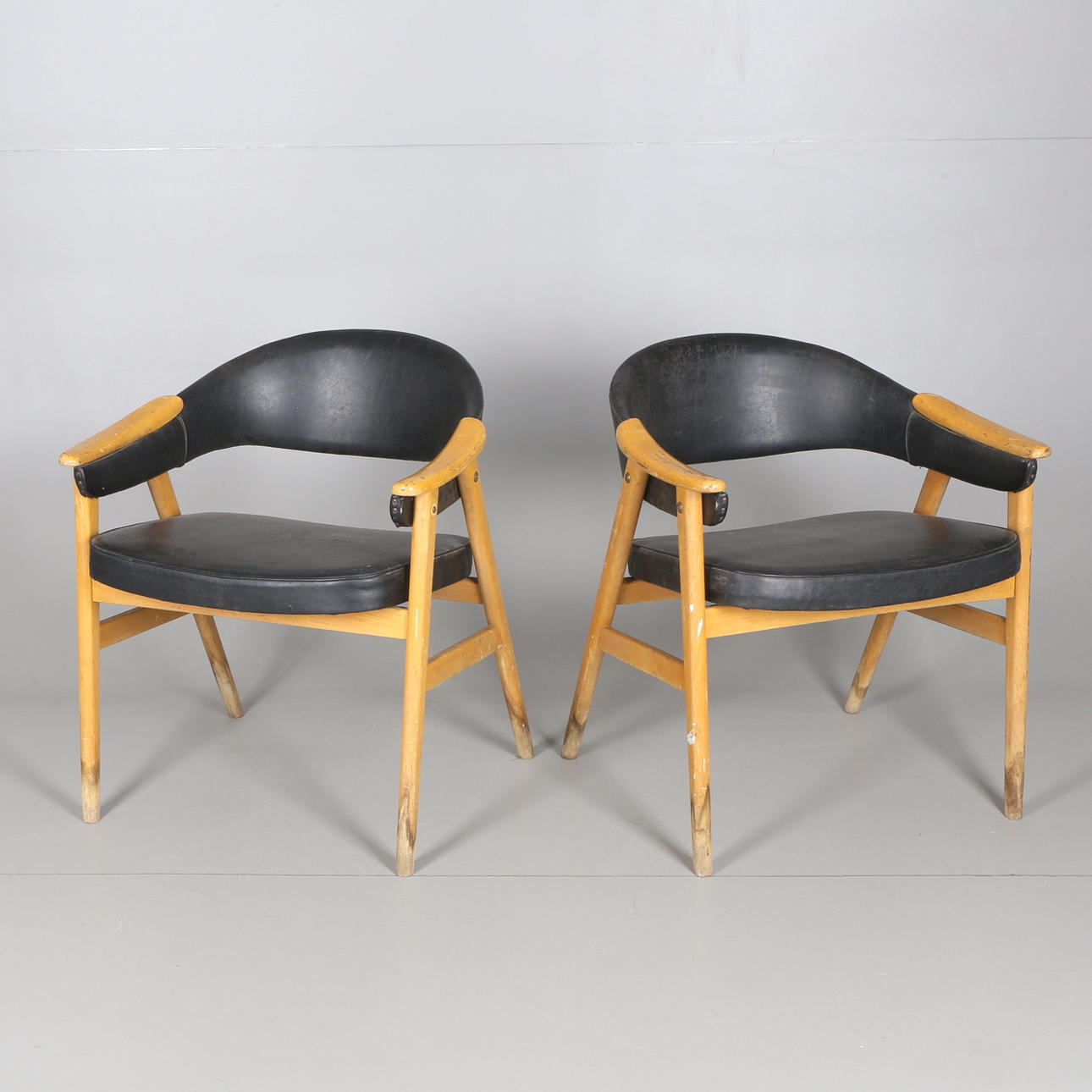 KARMSTOLAR, ett par, trä/skinn, 1900-talets senare hälft.