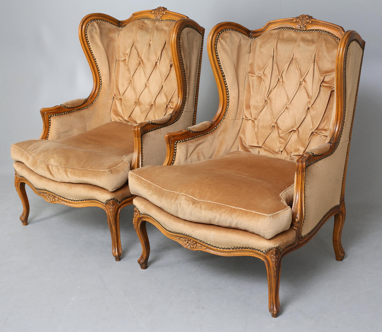 ÖRONLAPPSFÅTÖLJ, ett par, rokokostil, 1950-tal.