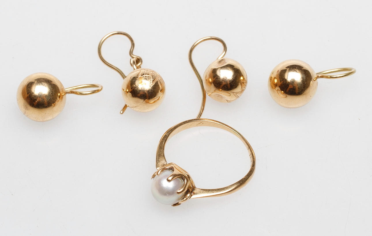ÖRHÄNGEN, 2 PAR SAMT EN RING MED PÄRLA, 18k guld, vikt ca 6,9 gr.