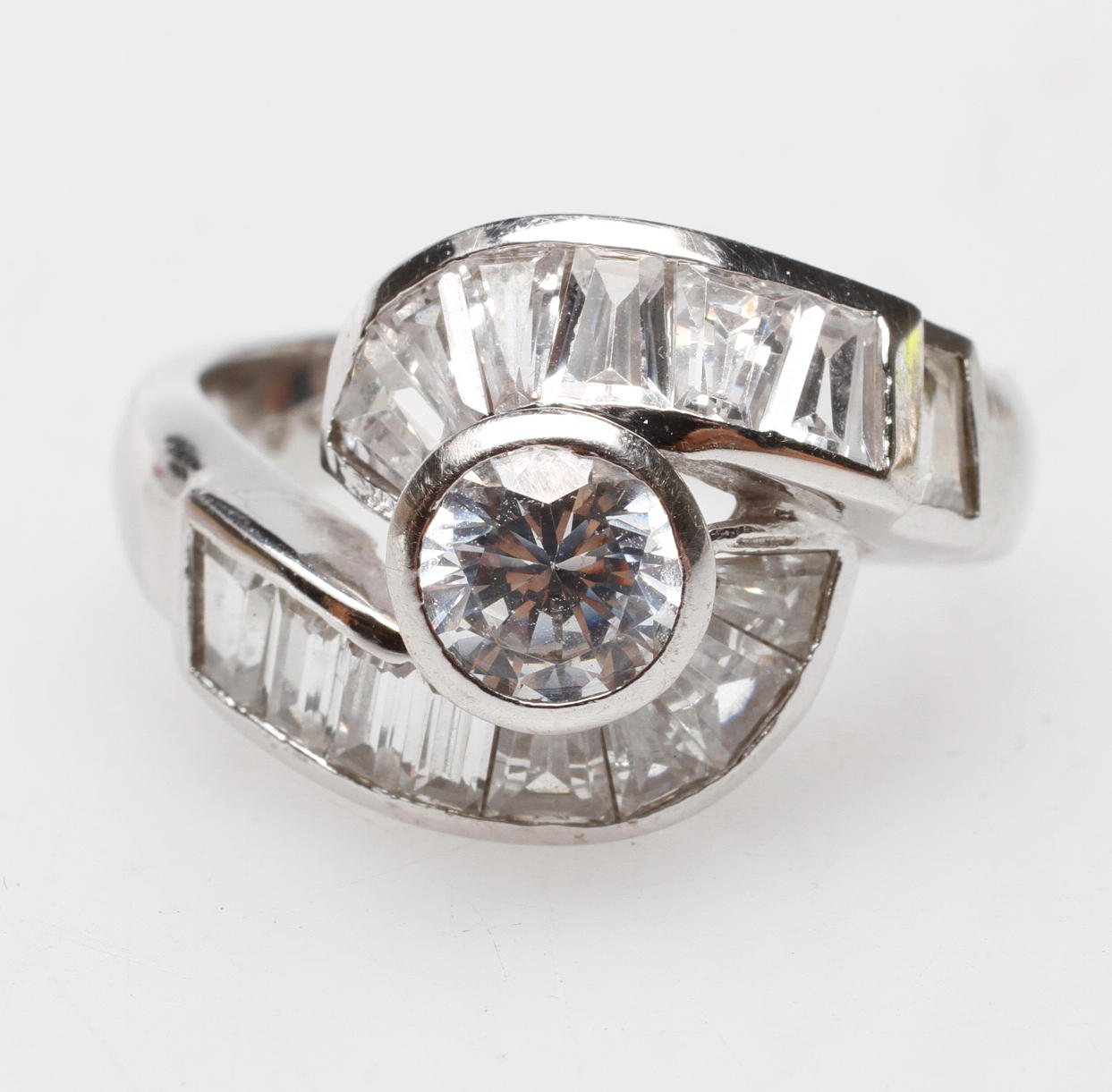 VITGULDSRING MED STENAR, 18k guld, vikt ca 9,2 gr.