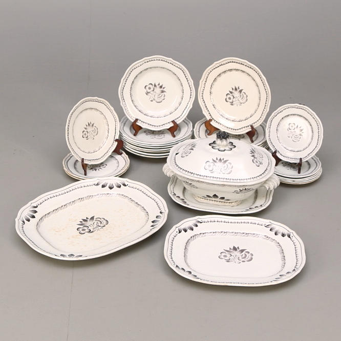 MATSERVIS, 30 delar, "Tre blommor" Arthur Percy, Gefle, 1900-talets första hälft.