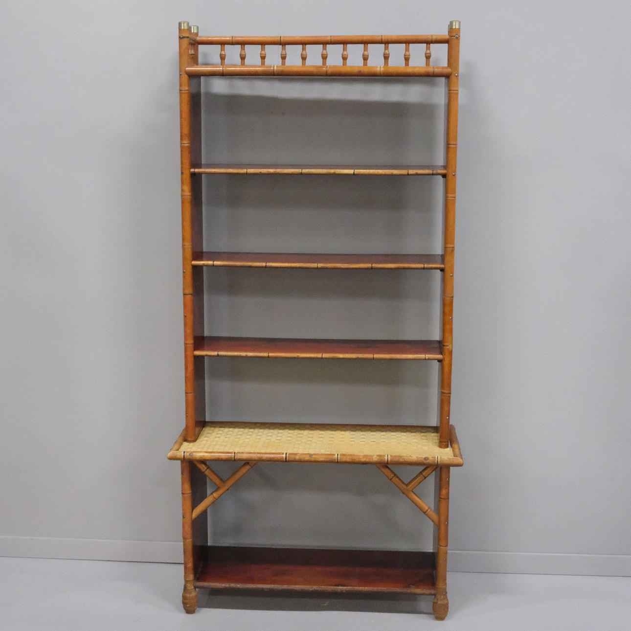 REGAL IM KOLONIALSTIL.