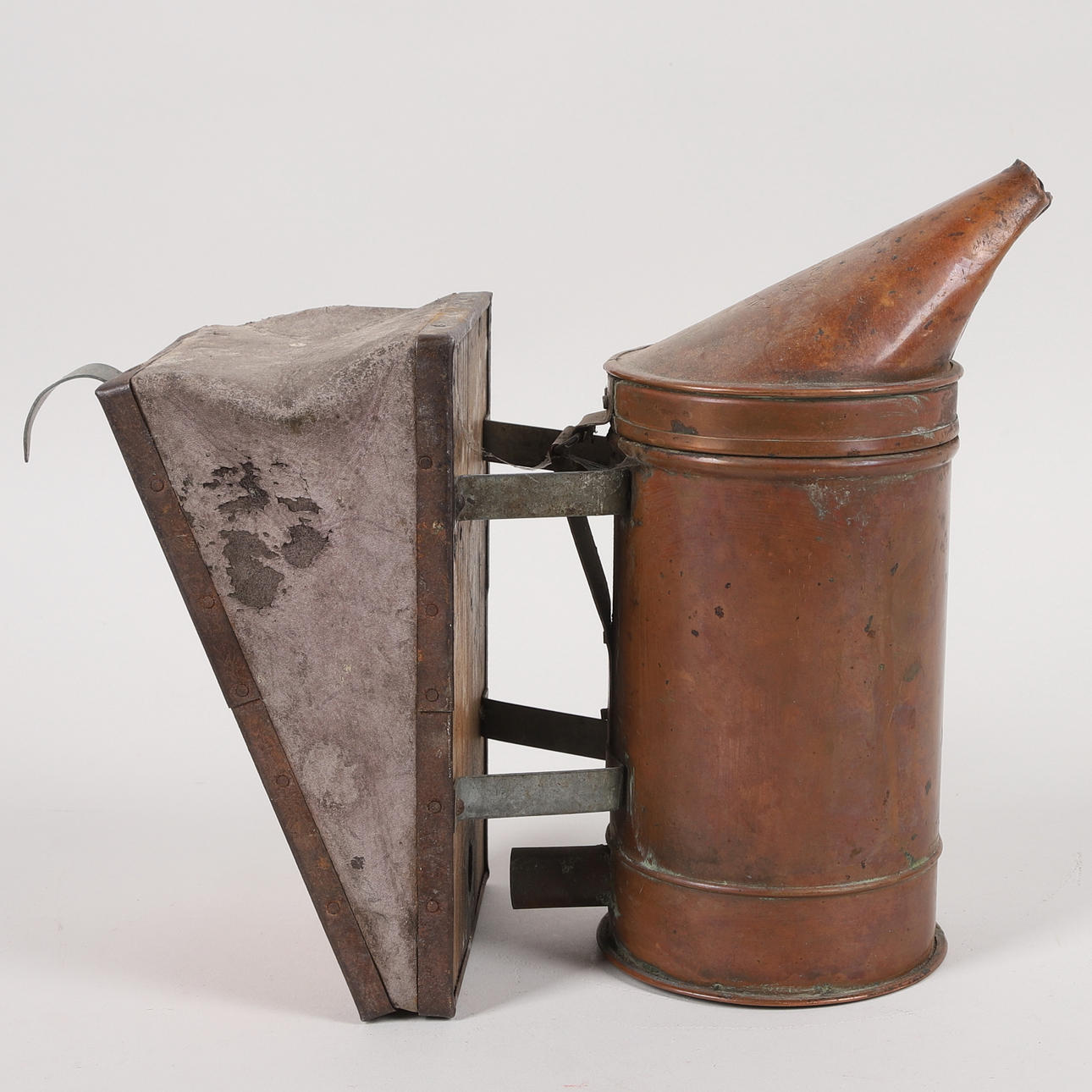 Rauchbläser aus Kupfer und Holz, erste Hälfte des 20. Jahrhunderts.