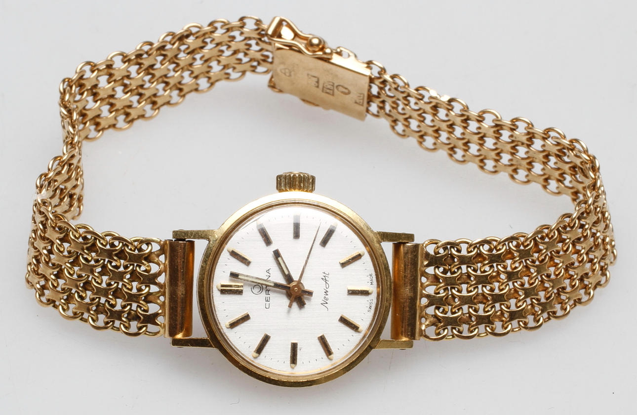 DAMUR CERTINA MED X-LÄNK, 18k guld, total vikt ca 31,4 gr.