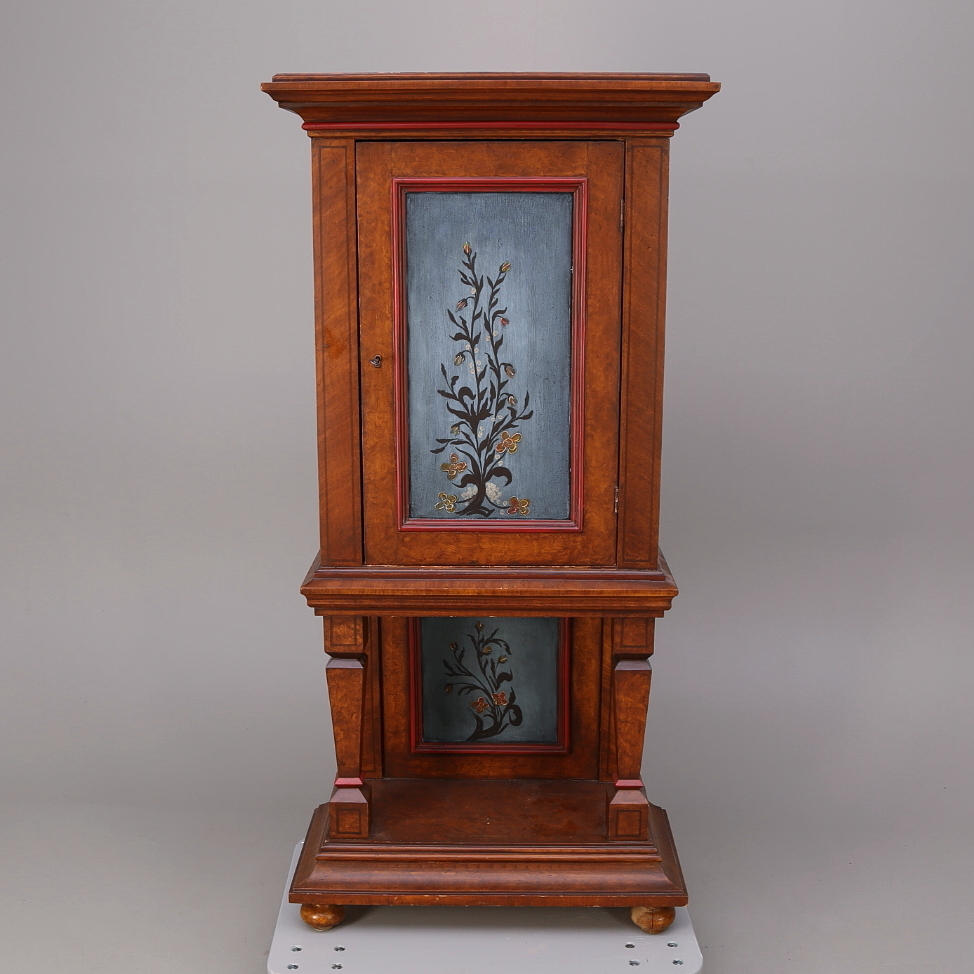 ALLMOGESKÅP, på benställning, bemålat, 1900-talets första hälft.