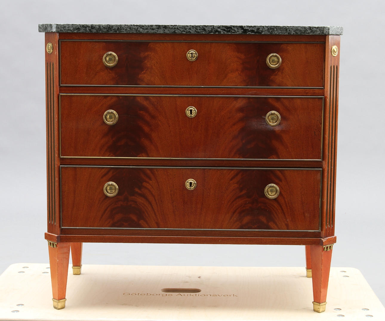 BYRÅ. Sengustaviansk stil, 3-lådig med stenskiva.