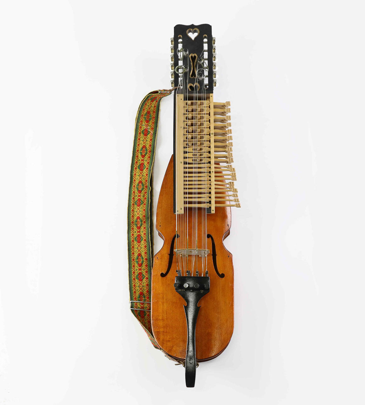 NYCKELHARPA, signiert Bertil Olsson, datiert 1979.