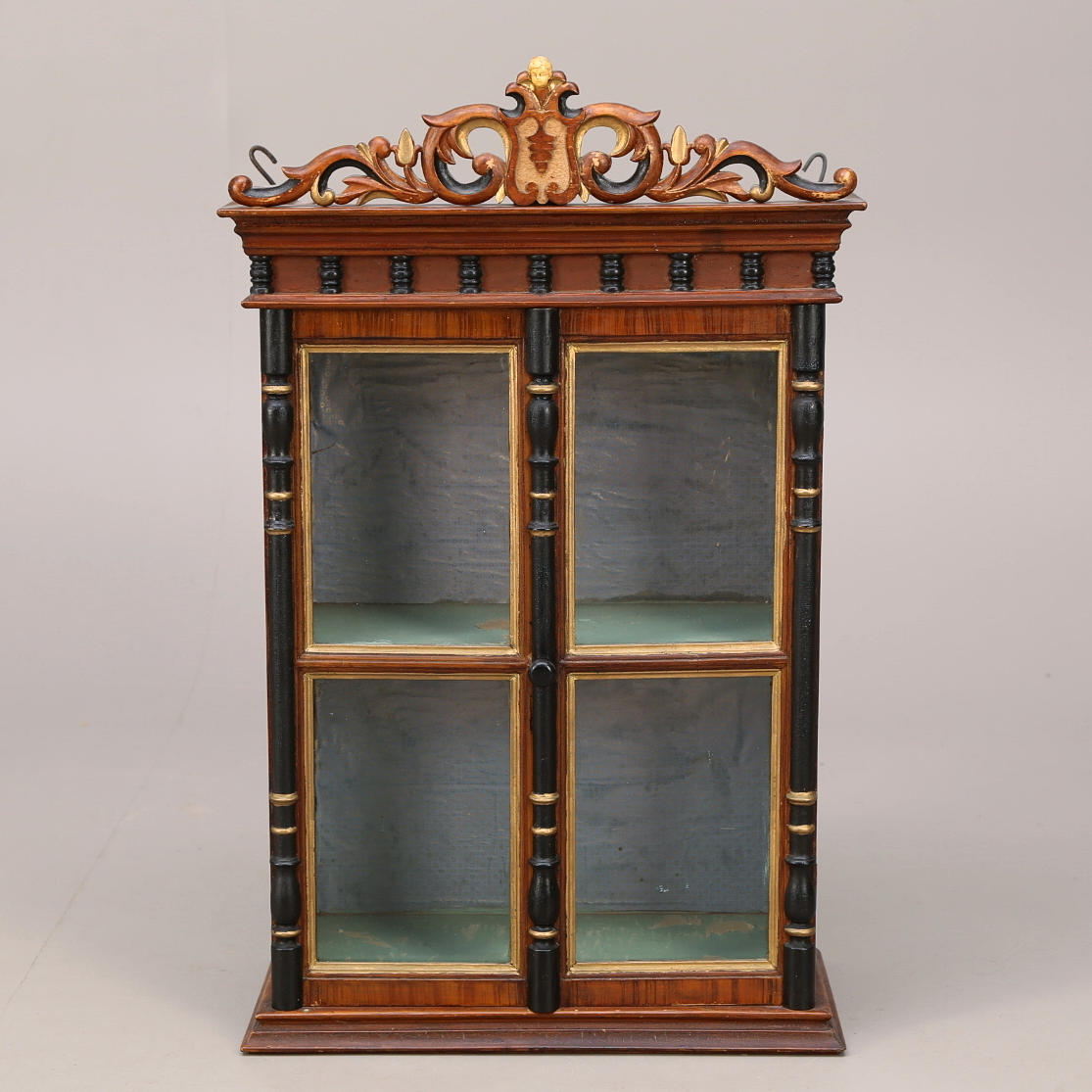 VÄGGVITRINSKÅP, allmoge, bemålad, träskuren dekor, 1800-/1900-tal.