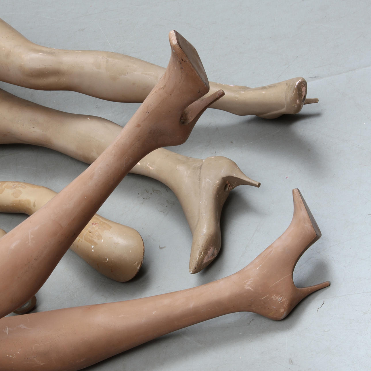 SKYLTDOCKOR, lösa delar, omkring 1900-talets mitt.