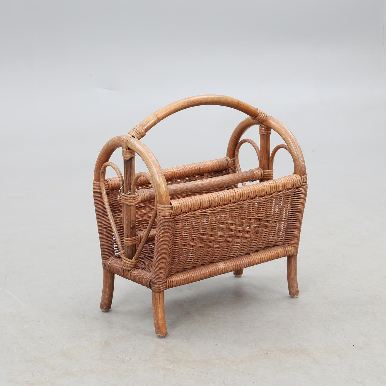 TIDNINGSSTÄLL, bambu/rotting.