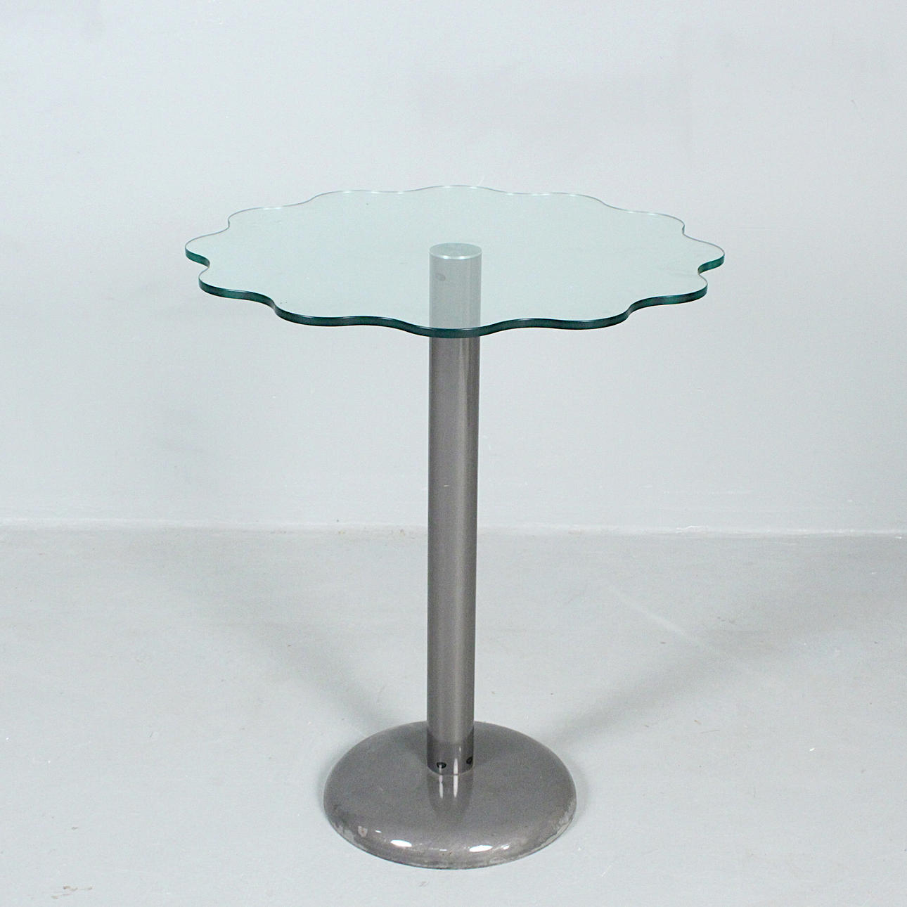 Mesa auxiliar con forma de flor.