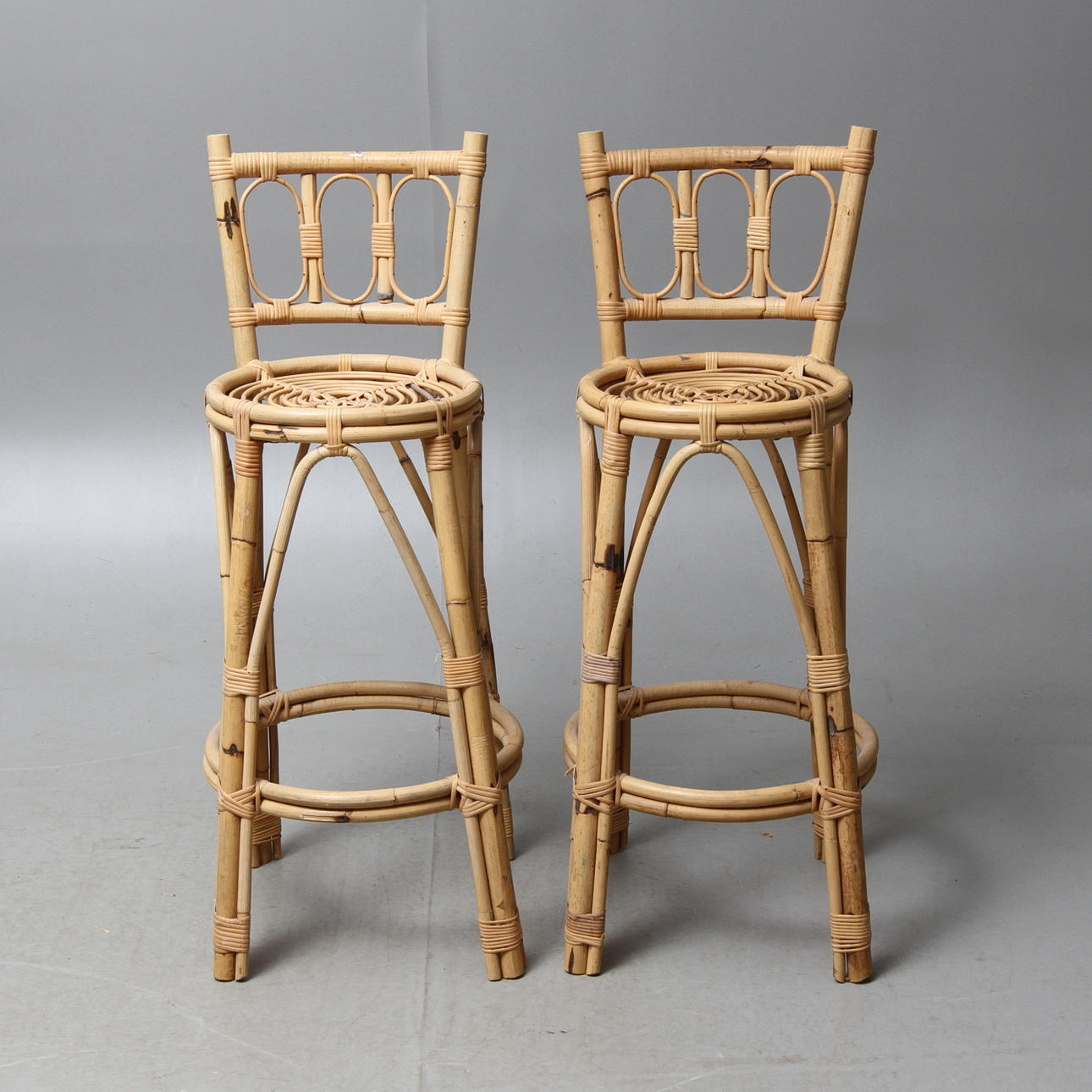 BARSTOLAR, 2 st, korgmodell, 1900-talets andra hälft.