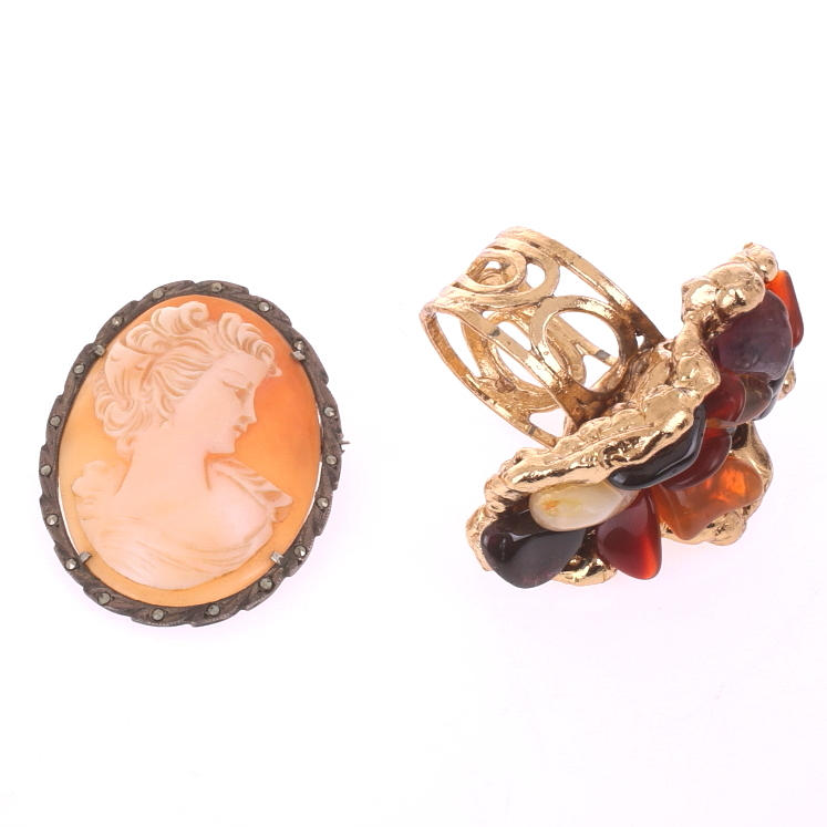 KAMÉ hänge/brosch, silverinfattad + RING guldfärgad med glasstenar.