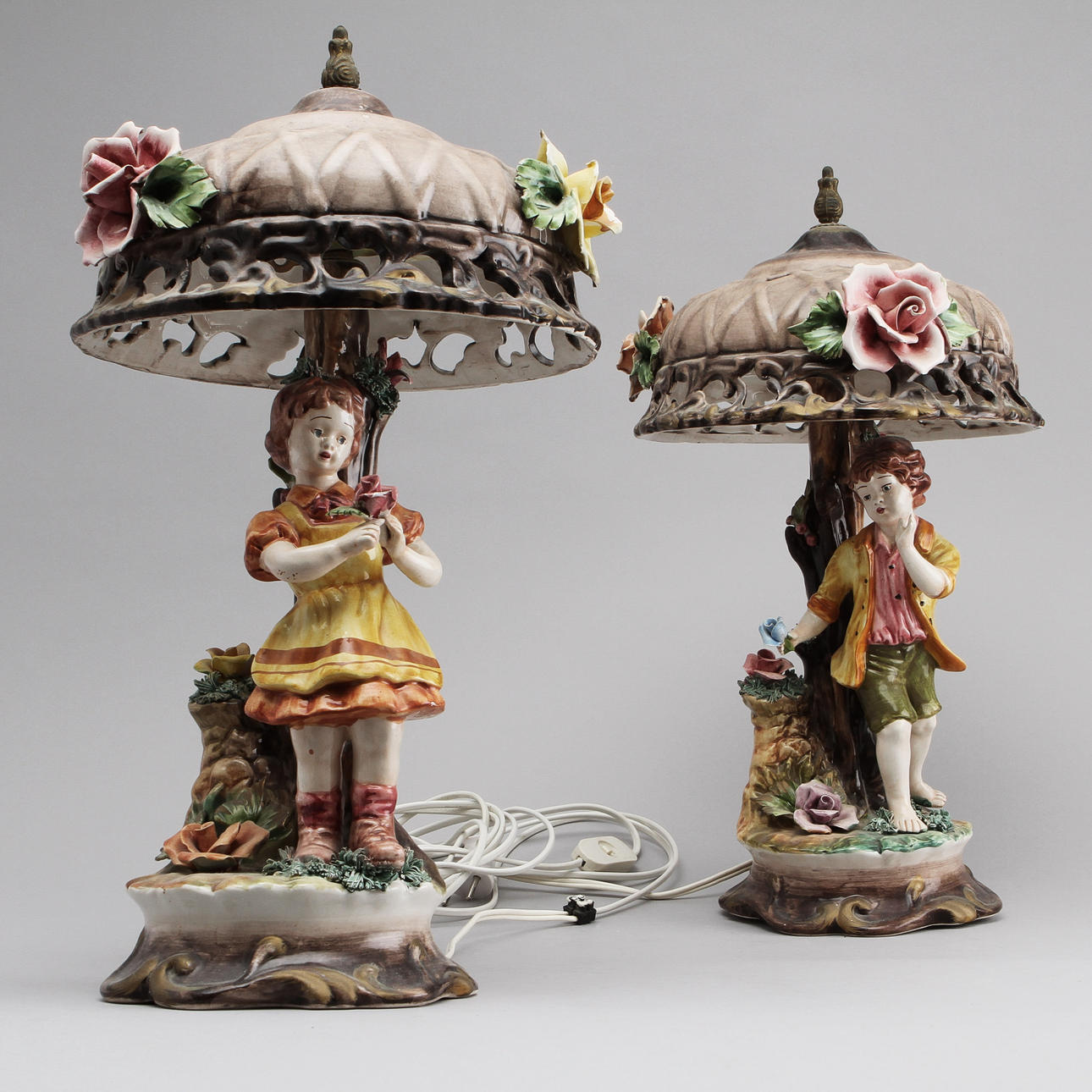 BORDSARMATURER, 1 par, bemålat porslin, 1900-tal.