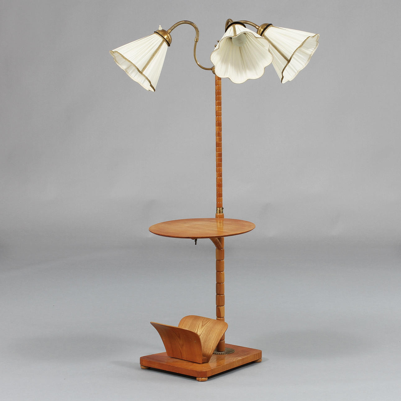 GOLVARMATUR, med tre ljusarmar samt bord och tidningshylla, 1940-tal.