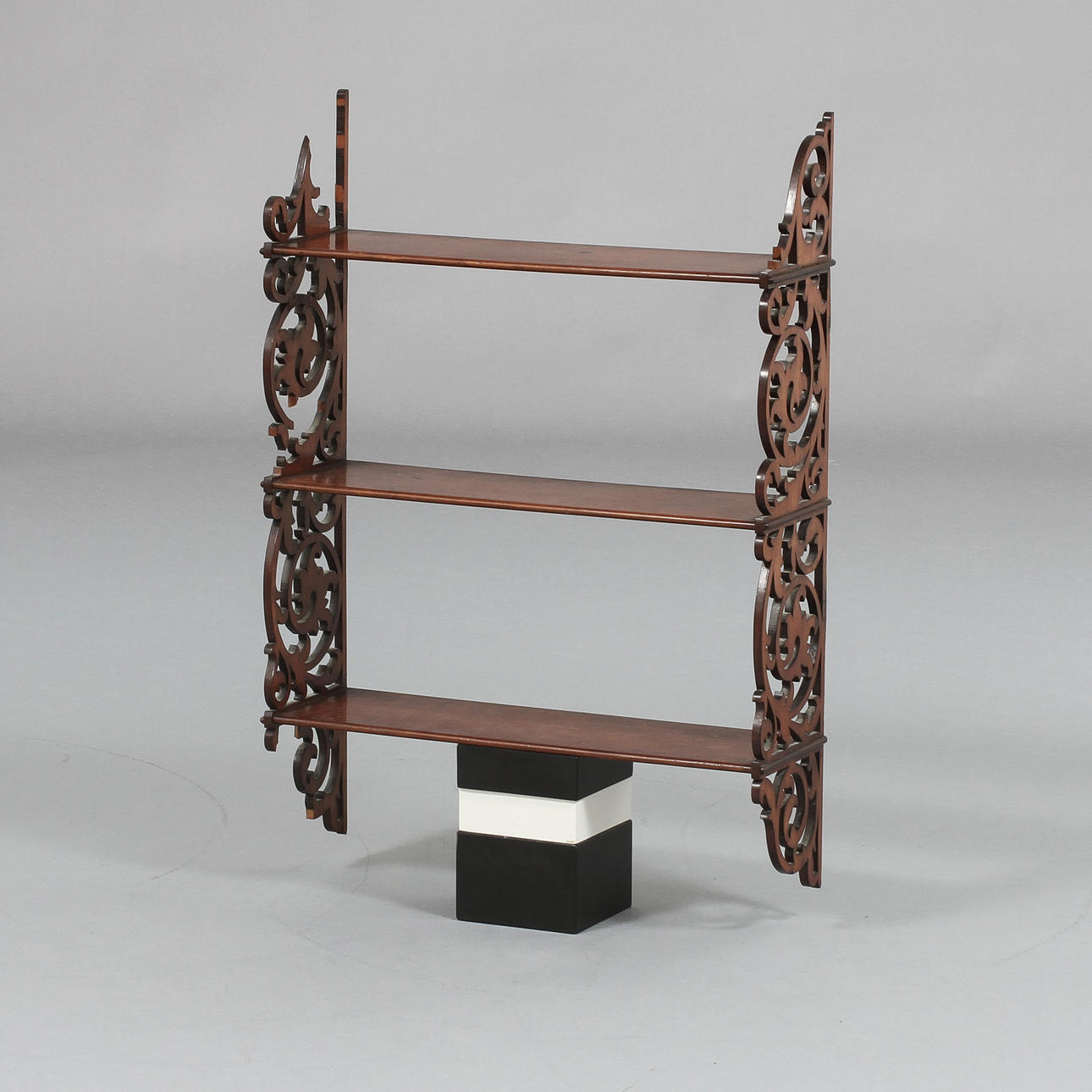 VÄGGHYLLA, nyrenässans 1800-talets slut.