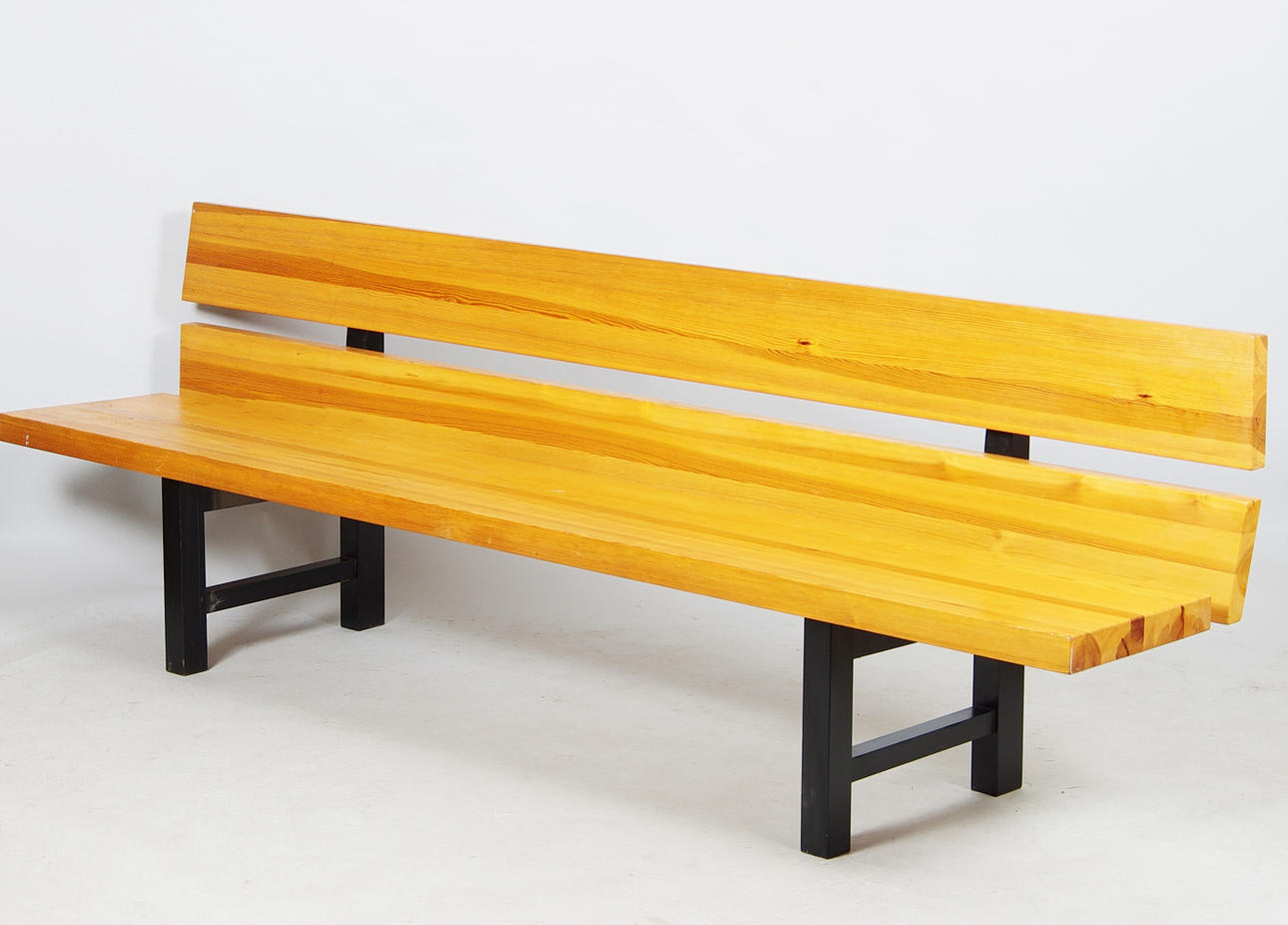 SOFFA/BÄNK, fur med svartmålade benställningar, märkt NK.